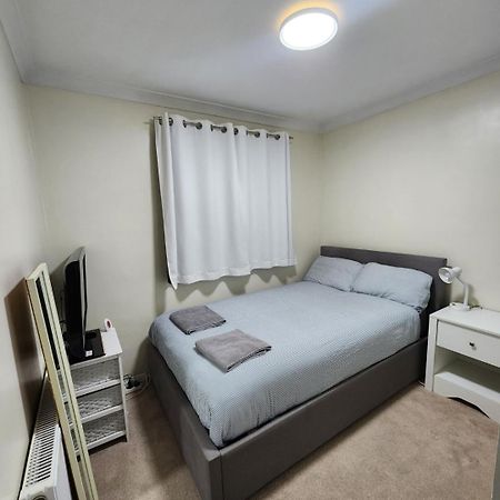 Double Room In Crawley,Gatwick,West Sussex Ifield Екстериор снимка