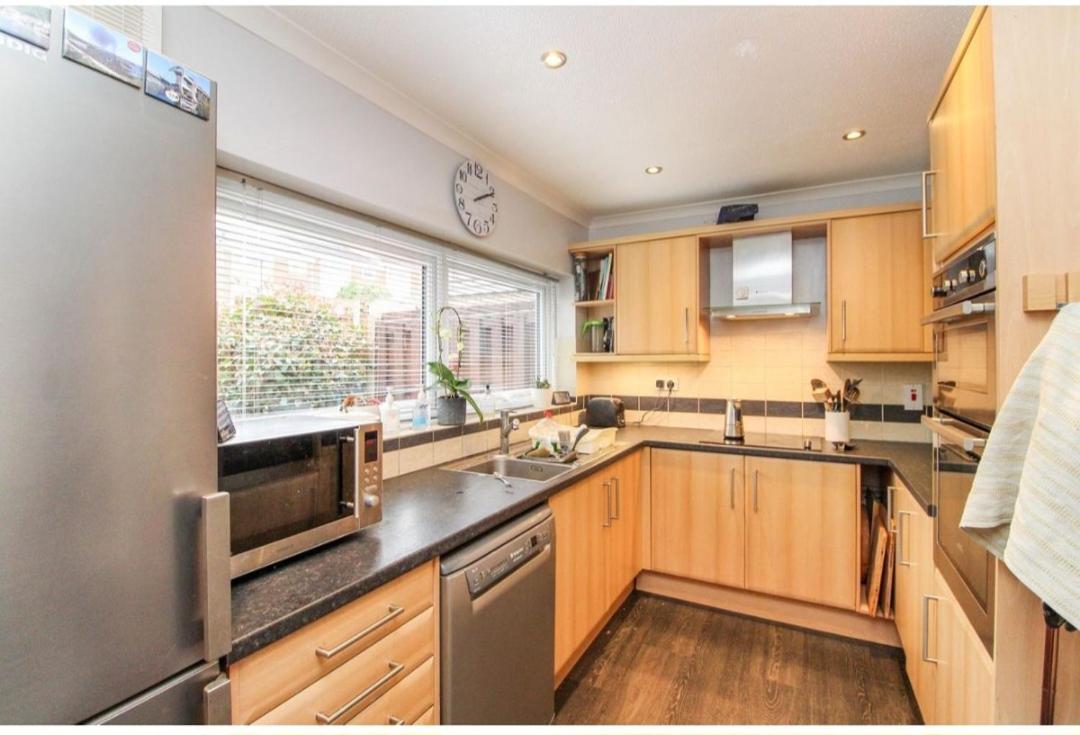 Double Room In Crawley,Gatwick,West Sussex Ifield Екстериор снимка