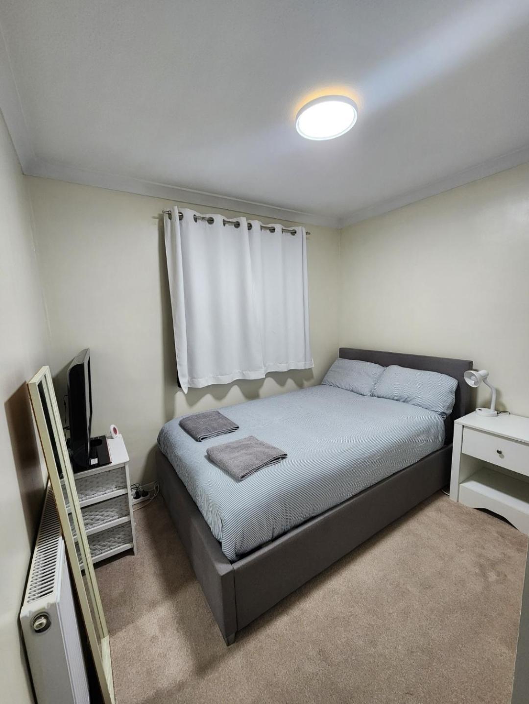 Double Room In Crawley,Gatwick,West Sussex Ifield Екстериор снимка